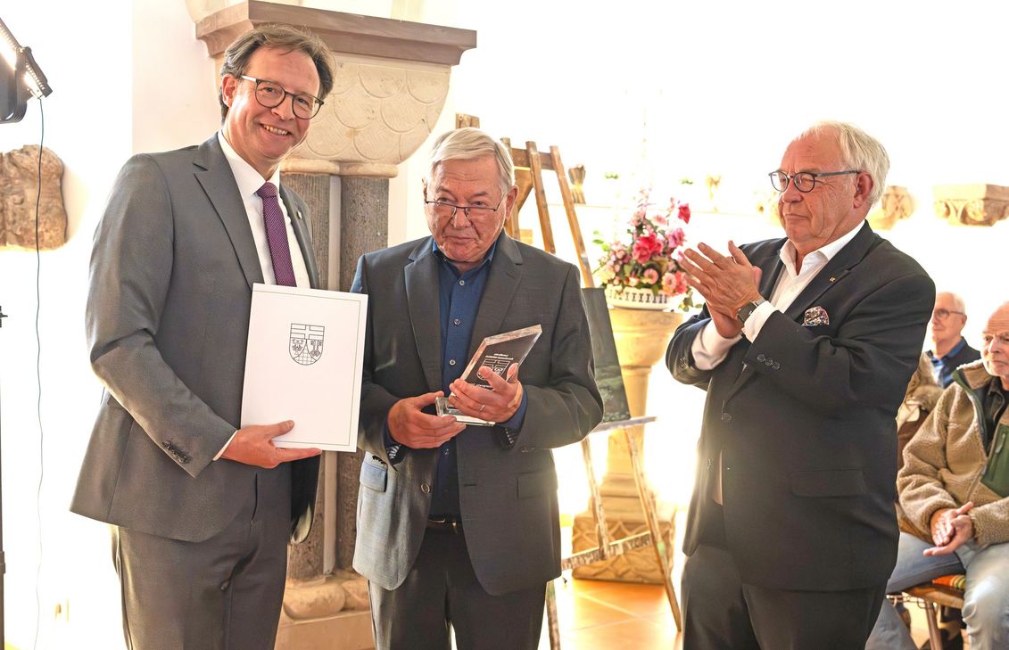 Landrat Andreas Hackethal, Preisträger Gerd Vockensperger, Juror Hermann Lewen (v.l.).