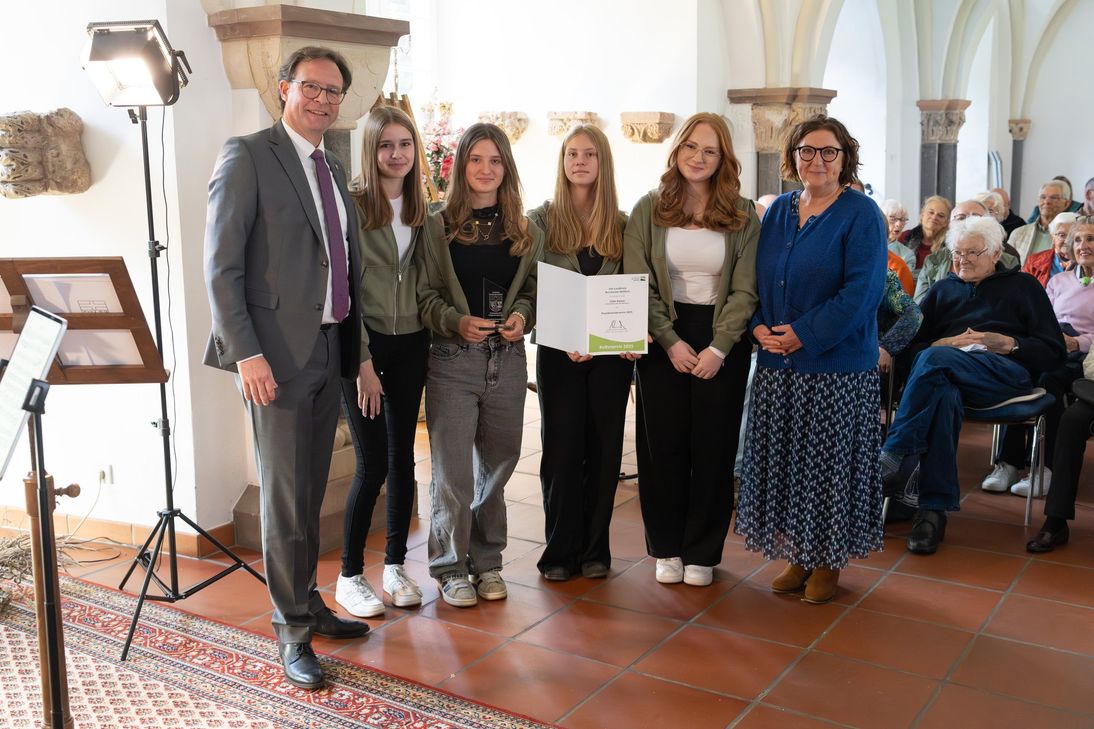 Landrat Andreas Hackethal, Schülerinnen des Schülerfirma „Volle Kanne“ mit Betreuerin Petra Priestersbach.