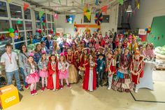 Ein farbenfrohes Bild bot sich bei der Übergabe der Paletten an die Vertreterinnen und Vertreter der elf Gewinner-Vereine.