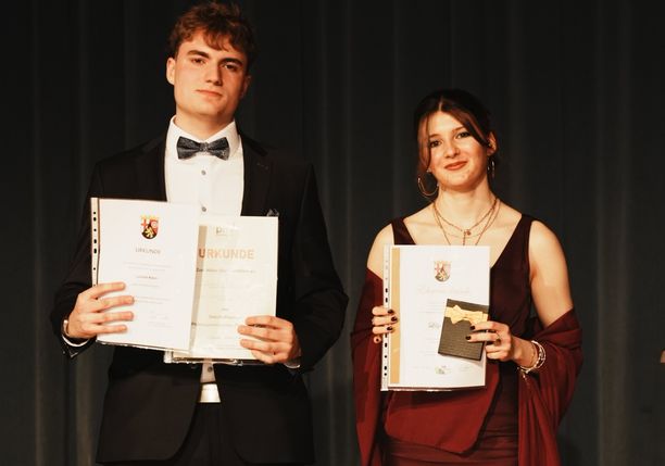 Lilly Teusch mit dem Preis für das beste Abitur und Lennert Klein mit dem Geschichtepreis des Philologenverbands und dem Preis des Ministers für vorbildliches soziales Verhalten.