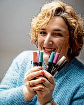 Die Werke von Claire Eychenne verbinden kräftige Farben, ungewöhnliche Motive und eine gehörige Portion Humor.