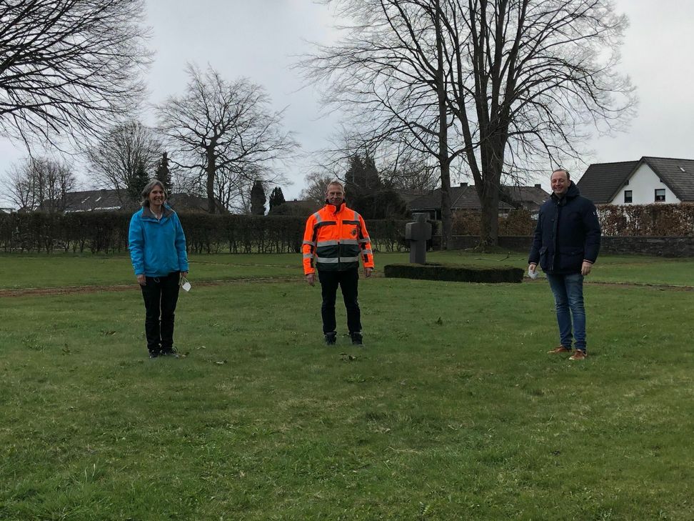Noch stehen Dr. Henrike Körber von der Biologischen Station, Bauhof-Leiter Christof Nellessen und Ortsvorsteher Sascha Schmitz auf einer grünen Fläche. Doch schon nächstes Jahr wird der ehemalige Friedhof in farbenreicher Blütenpracht erstrahlen - es sollen aber auch Kräuter- oder Gemüsebeete geben sowie Lehmpfützen für die Schwalben integriert werden. Foto: T. Förster