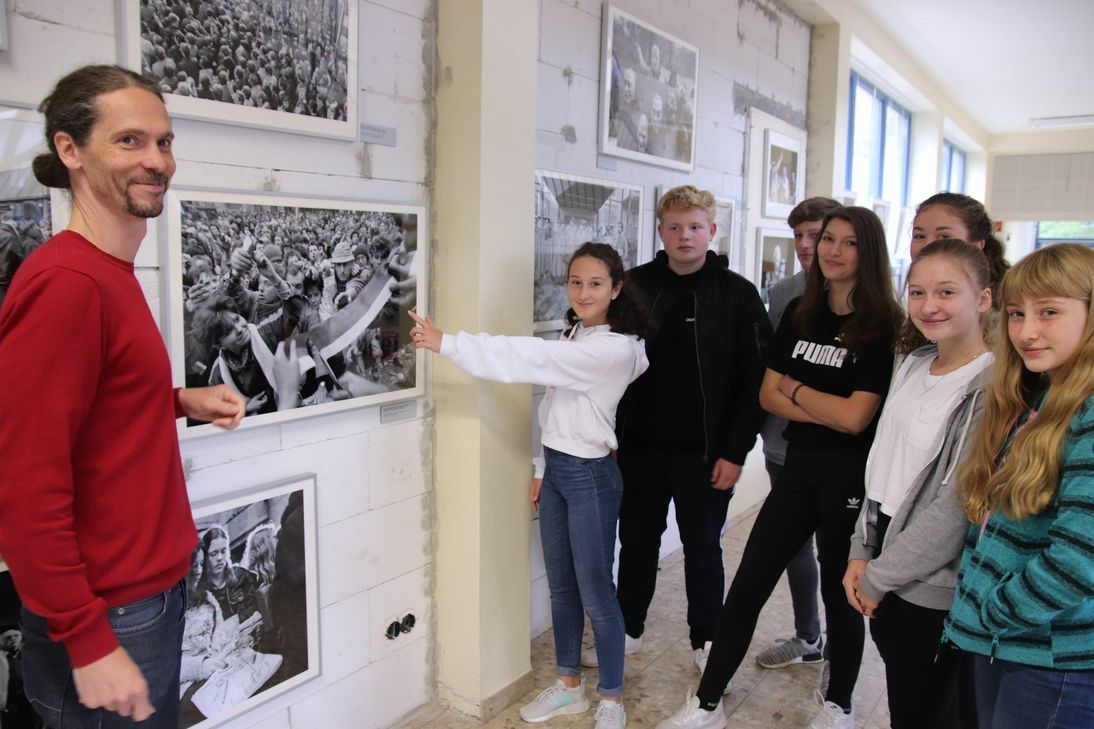 Marco Langeneck arbeitet mit seinen Schülern mit der Foto-Ausstellung. Foto: Nolden