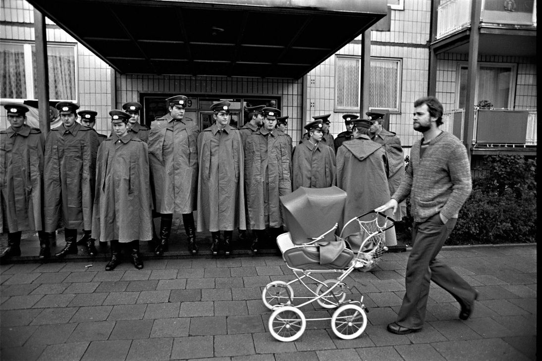 Mann mit Kinderwagen vor Volkspolizisten auf der Karl-Marx-Allee in Ost-Berlin,1978. Foto: Harald Schmitt