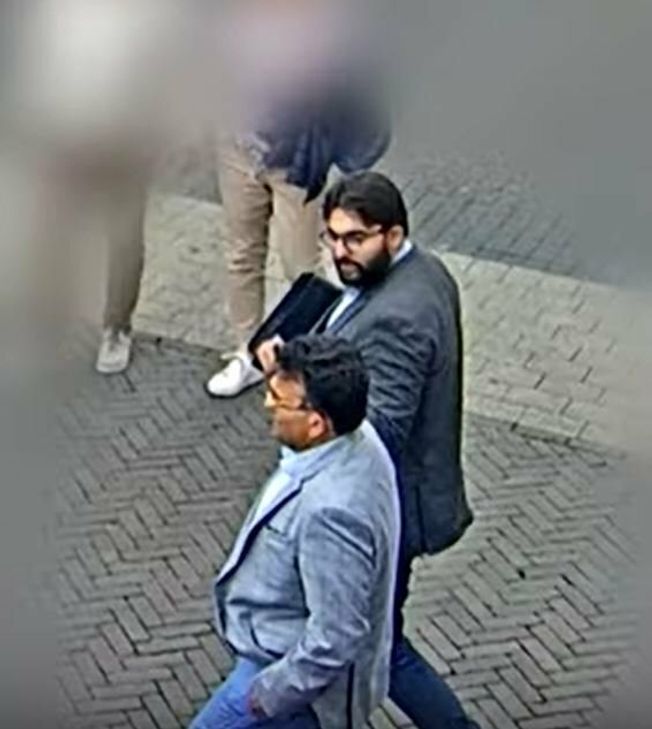 Die Polizei fahndet mit Videos aus Überwachungskameras nach den beiden Verdächtigen.