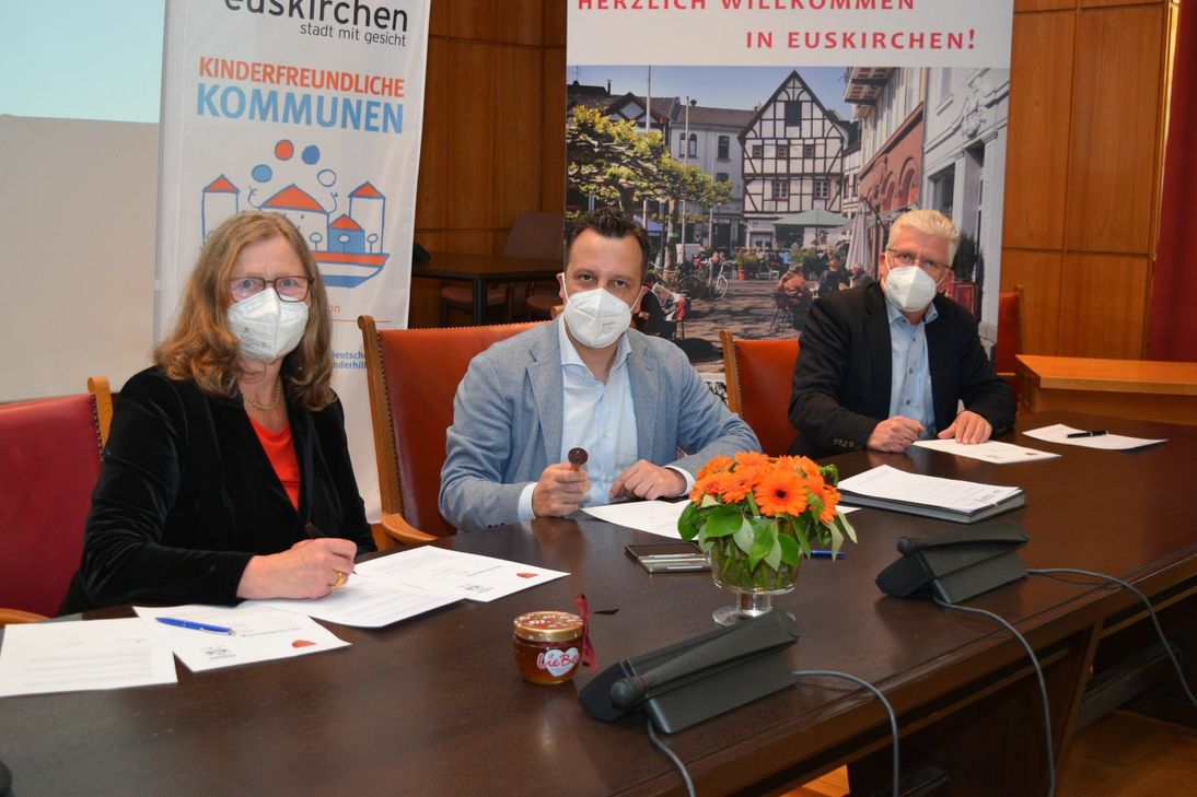 Anne Lütkes, Vorstandsvorsitzende des Vereins Kinderfreundliche Kommunen (v.li.), Bürgermeister Sacha Reichelt und der Erste Beigeordnete Alfred Jaax unterzeichneten die Vereinbarung und gaben damit den Startschuss für das Projekt »Kinderfreundliche Kommune Euskirchen«. Foto: Scholl