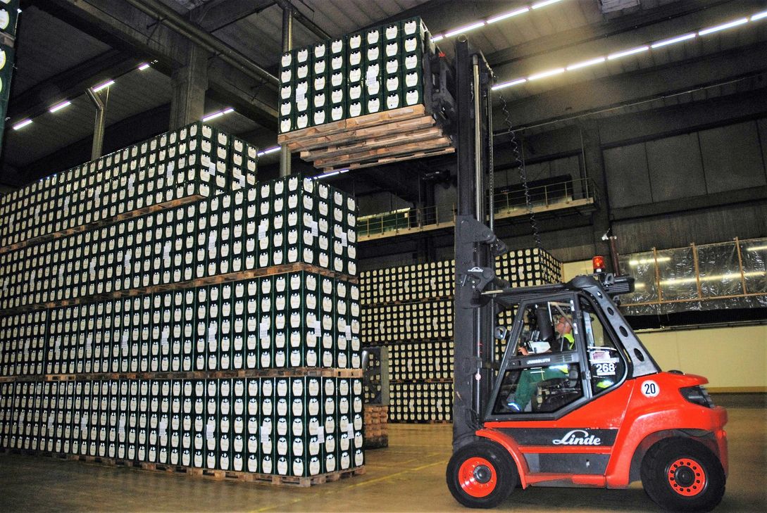 Damit das Bier zum Kunden kommt: Ronny Gradtke arbeitet nachts in der Verladehalle der Bitburger Brauerei. Etwa 500 Paletten à 160 Kisten bewegt der Staplerfahrer in der Nachtschicht. Foto: Schönhofen