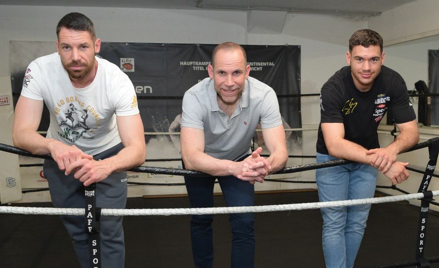 Veranstalter Daniel Blindert (Mitte) freut sich auf das zweite Open-Air-Boxen im Erftstadion bei dem auch Lokalmatador Benny Blindert (li.) und  Newcomer Simon Krebs (re.) in den Ring steigen werden. Foto: Scholl