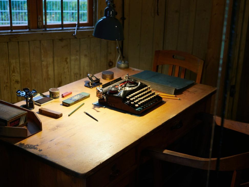 In der wiederaufgebaute RAD-Baracke sollen früher sensible Pläne und Dokumente gelagert worden sein. Foto: Willems