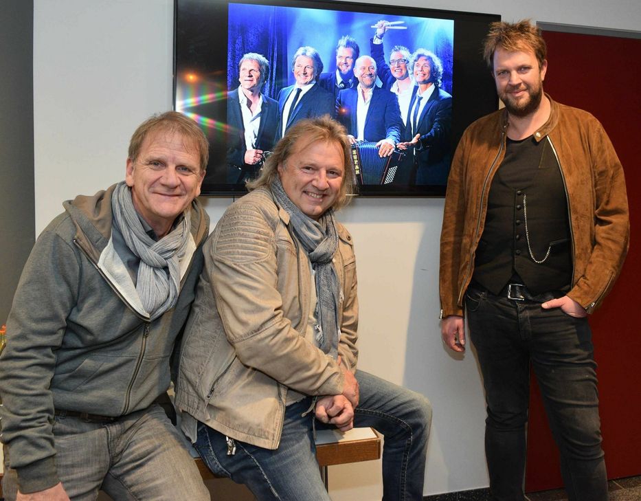 Freuen sich auf ihr drittes Weihnachtskonzert im Euskirchener Stadttheater. Die Paveier-Bandmitglieder Klaus Lückerath (v.li.), »Bubi« Brühl und Sven Welter. Foto: Scholl