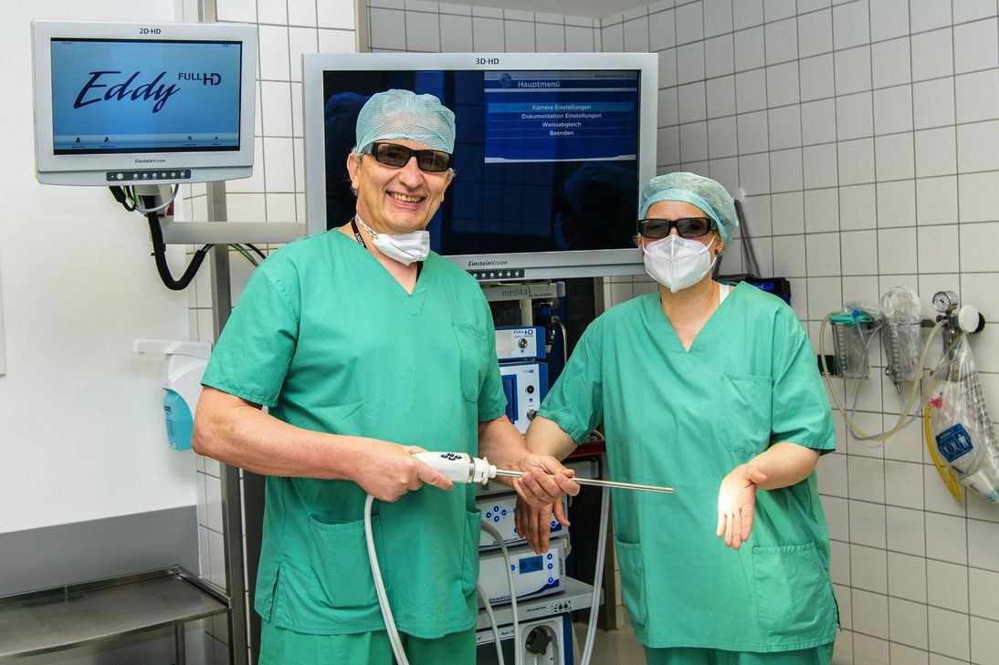 Chefarzt Dr. med. Matthias Kötting mit OP-Leiterin Kirsten Schlink  mit dem 3D-OP-Turm.