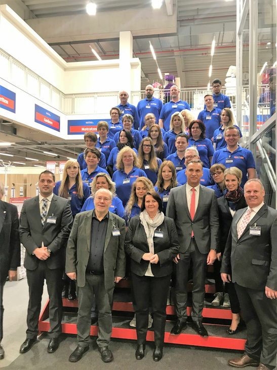 Bürgermeister Joachim Rodenkirch, Vertreter der Stadt und geladene Gäste wenige Tage vor der offiziellen Eröffnung des Möbel-Discounters in Wittlich. Foto:FF