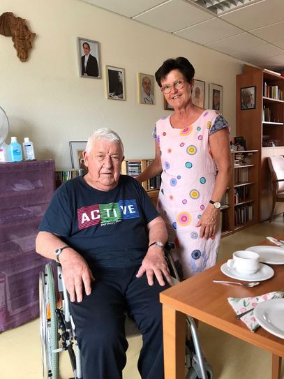 Elke Krings und ihr Mann Martin besuchen regelmäßig Bruder Theo Call in Trier und halten Kontakt zu seiner alten Wirkungsstätte in Kabanga. Im Herbst wollen die Beiden mit zehn Rotaractern nach Tansania reisen.