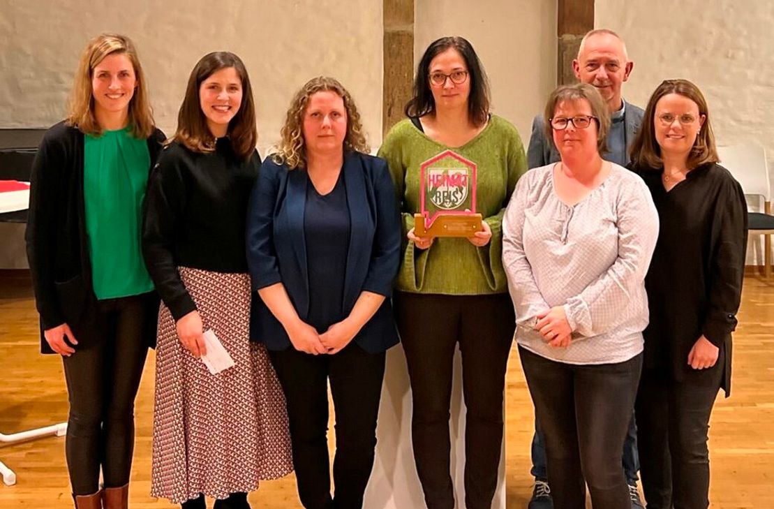 Die Landfrauen aus Rohren und Widdau erhielten den Heimatpreis der Stadt Monschau für das Projekt, »Omas Rezepte« in Kochbuch und online für die Nachwelt zu erhalten. Foto: T. Förster