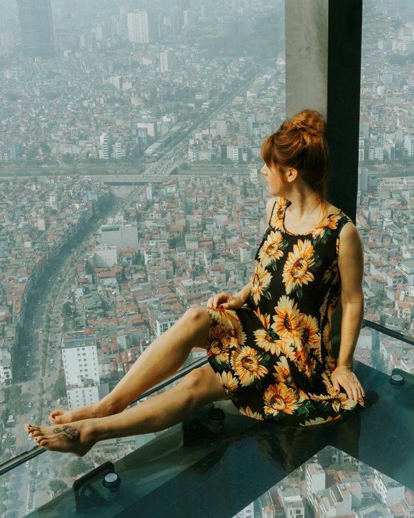Julia hoch über Hanoi.