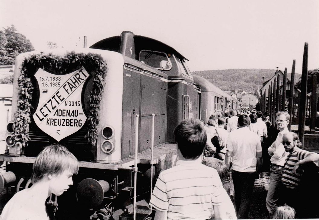 Als sich am 1. Juni 1985 der letzte Zug vom Bahnhof Adenau nach Kreuzberg in Bewegung setzte, standen hunderte Menschen dicht gedrängt am Bahnsteig. Foto: Archiv Manfred Korden