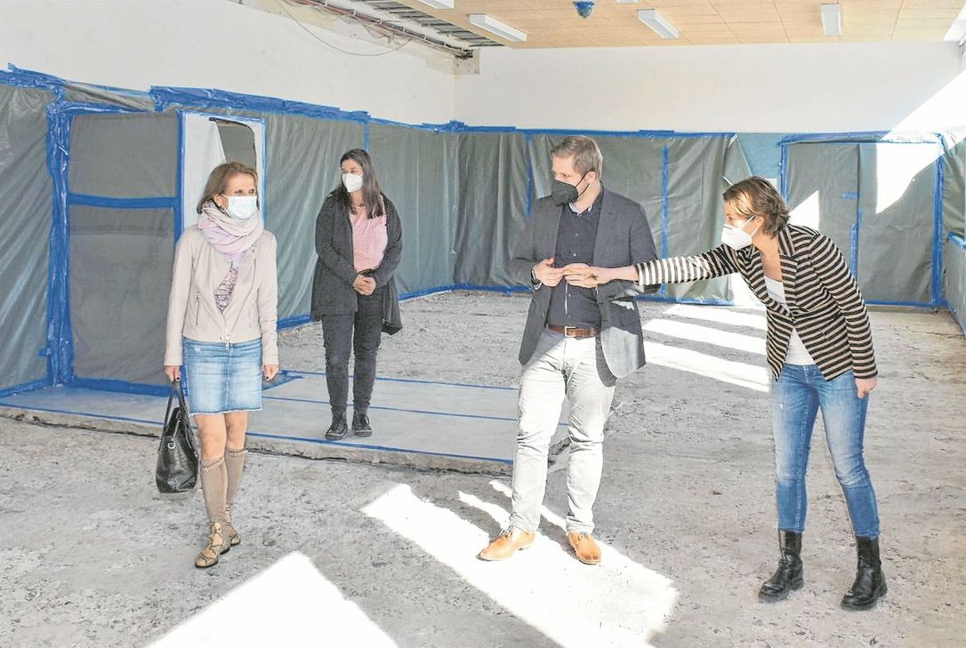 Martina Schmitz, Geschäftsführerin des Weiss-Verlags (v. li.), die Lehrerin Susanna Görres-Metzger und Landrat Markus Ramers ließen sich von der stellvertretenden Schulleiterin Kathrin Kuhl die stark beschädigte Turnhalle zeigen.