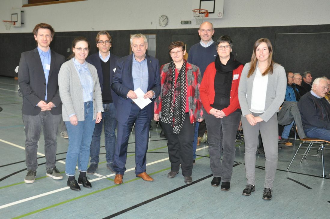 Landrat Manfred Schnur (4. v. l.) war zum Workshop-Auftakt des Projekts "Smartes Wohnen im Alter" nach Lieg gekommen.