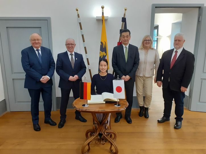 Von links: Beigeordneter Helmut Schröder, Bürgermeister Jörg Haseneier, Vizekonsulin Mariko Yano, Generalkonsul Shinichi Asazuma, Beigeordnete Margit Gronen und der Beigeordnete Hermann Noe. (Foto: Stadt Boppard)