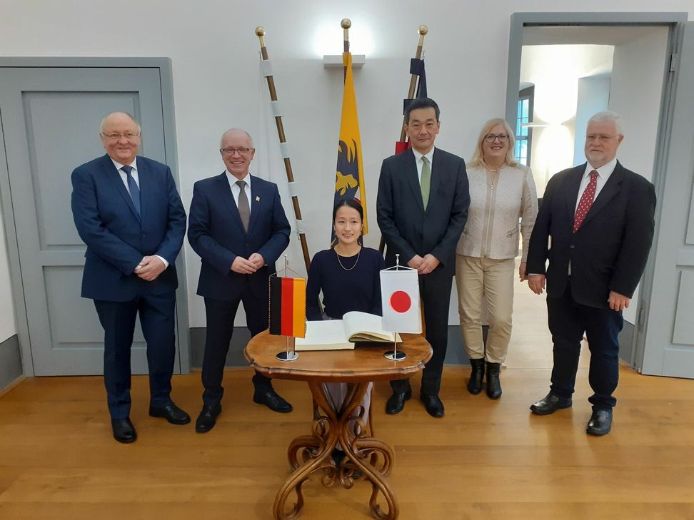 Von links: Beigeordneter Helmut Schröder, Bürgermeister Jörg Haseneier, Vizekonsulin Mariko Yano, Generalkonsul Shinichi Asazuma, Beigeordnete Margit Gronen und der Beigeordnete Hermann Noe. (Foto: Stadt Boppard)