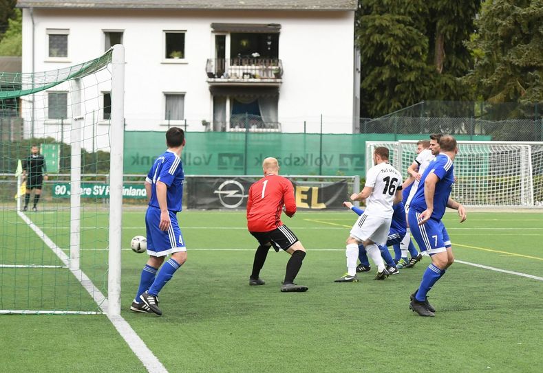 Bereits nach vier Minuten erzielte Matthias Tutas das 1:0 für den TuS.