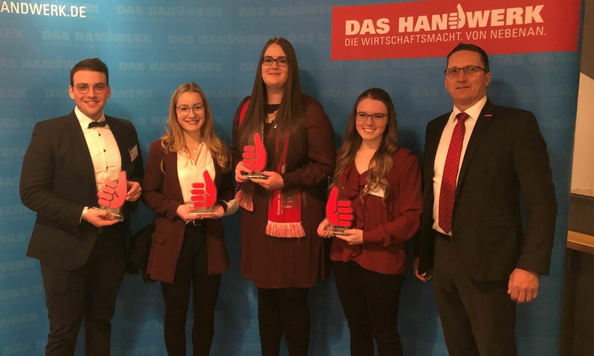 Von rechts: Joachim Noll, Vizepräsident des Deutschen Handwerkskammertags und der Handwerkskammer Koblenz gratulierte der Fotografin Virginia Tibus, der Kauffrau für Büromanagement Katharina Schwab, der Zahntechnikerin Marisa Hardt und dem Konditor Johannes Dhein zu ihren Bundessiegen.