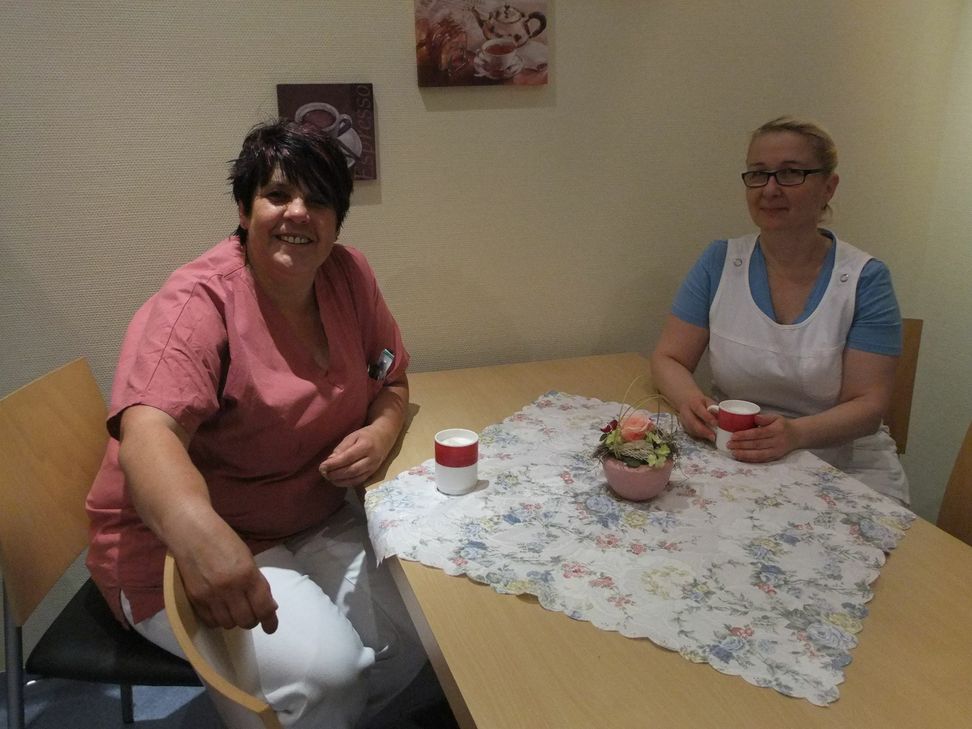 Kurze Kaffeepause: Schwester Silvia bespricht sich kurz mit "Springerin" Louba Palzkill, was in dieser Nacht noch zu tun ist.