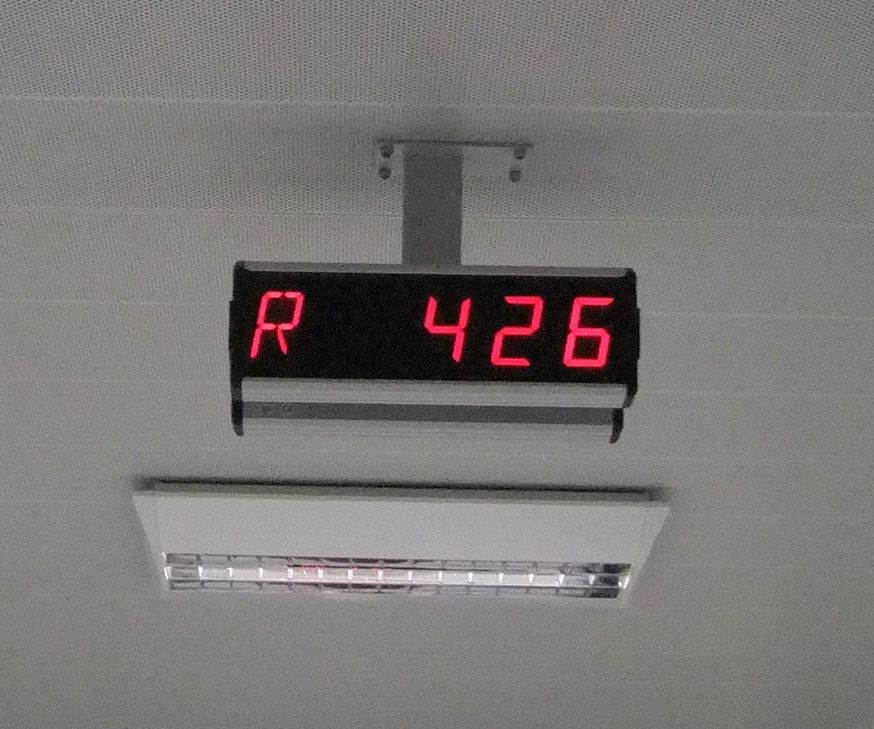 Und zwischendurch durchdringt immer wieder das Schrillen einer Klingel in einem der Patientenzimmer die Stille der Nacht.