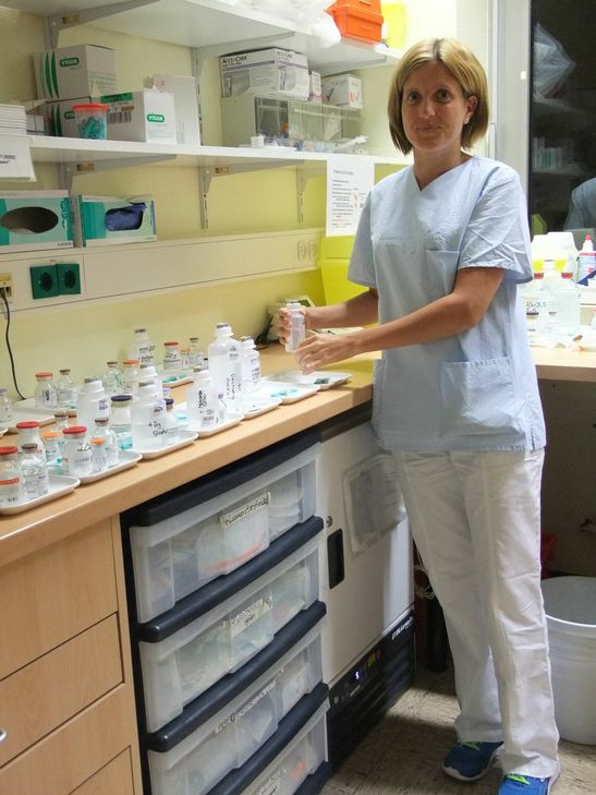 Schwester Daniela richtet schon mal die Medikamente für den nächsten Tag auf Station 2.