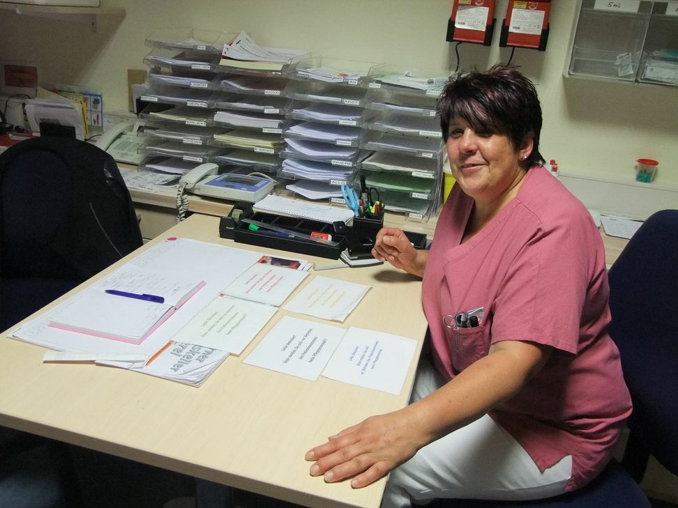 Auch auf der Nachtschicht darf die Dokumentation nicht fehlen. Schwester Silvia verbringt viel Zeit mit dem »Fall-Management«.