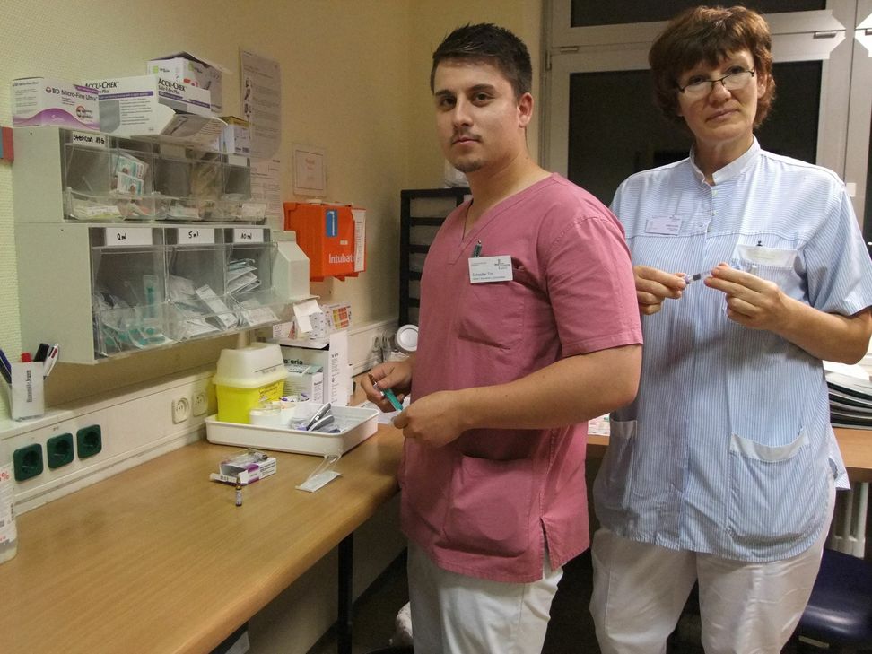 Tim Schaefer, Auszubildender im dritten Lehrjahr, macht gemeinsam mit Schwester Irina Klein die Nachtschicht auf Station 3. Rund 180 Stunden Nachtdienst gehören zur Ausbildung im Krankenhaus. Fotos: Fischer