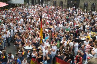 Nicht nur die Kastellauner Burg bietet gemeinschaftliches "Public Viewing" während der EM. Foto: Markus von Ostrowski