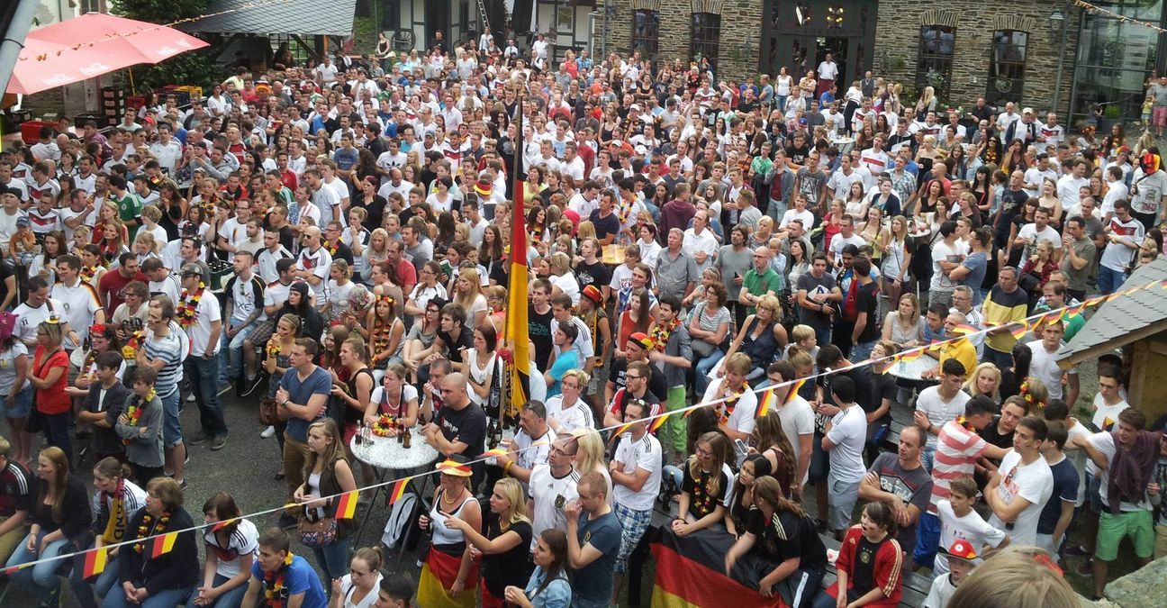 Pro City, Sparkasse, Stadtwerke, Media Markt und der Schuh & Sport Palast glauben noch an Jogis Jungs: Ab dem Viertelfinale sind alle Spiele mit deutscher Beteiligung auf LED-Großbildleinwand auf dem Neuruppiner Platz zu sehen.