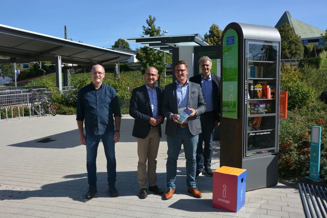 Ab sofort bietet der öffentliche Bücherschrank in Konz frischen Lesestoff für Literaturfans. Darüber freuen sich auch (von links): Hermann-Josef Kramp von der Buchhandlung Kolibri, Bürgermeister Joachim Weber, Michael Arens von Innogy, und Hans-Jürgen Greve, der Architekt des Stadtmöbels. Foto: FF