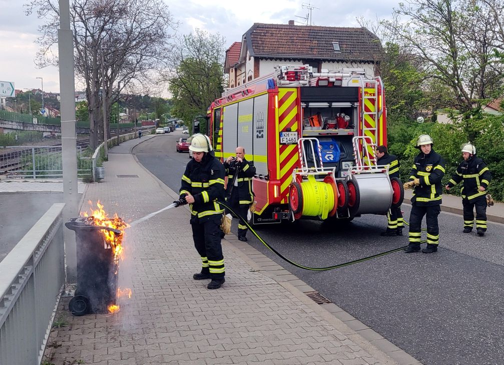 Eine Restmülltonne stand in der Burgenlandstraße in Bad Kreuznach in Brand. Foto: Feuerwehr Bad Kreuznach