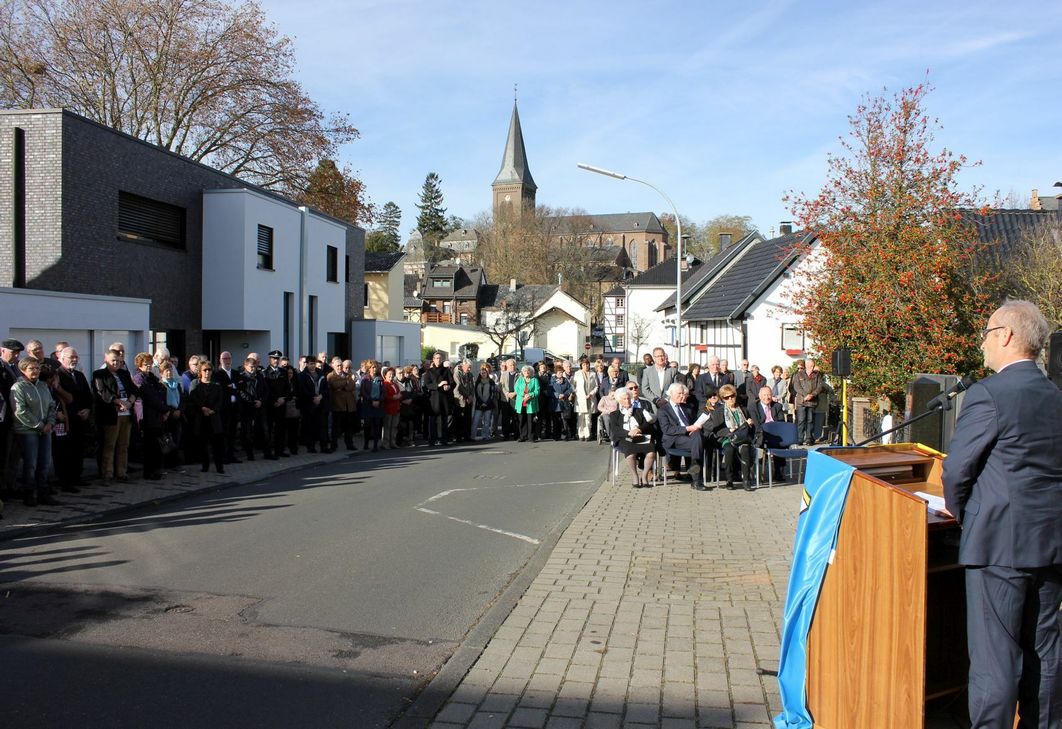 Rund 120 Gäste waren gekommen, um an der feierlichen Einweihung des Mahnmals in Kommern teilzunehmen.