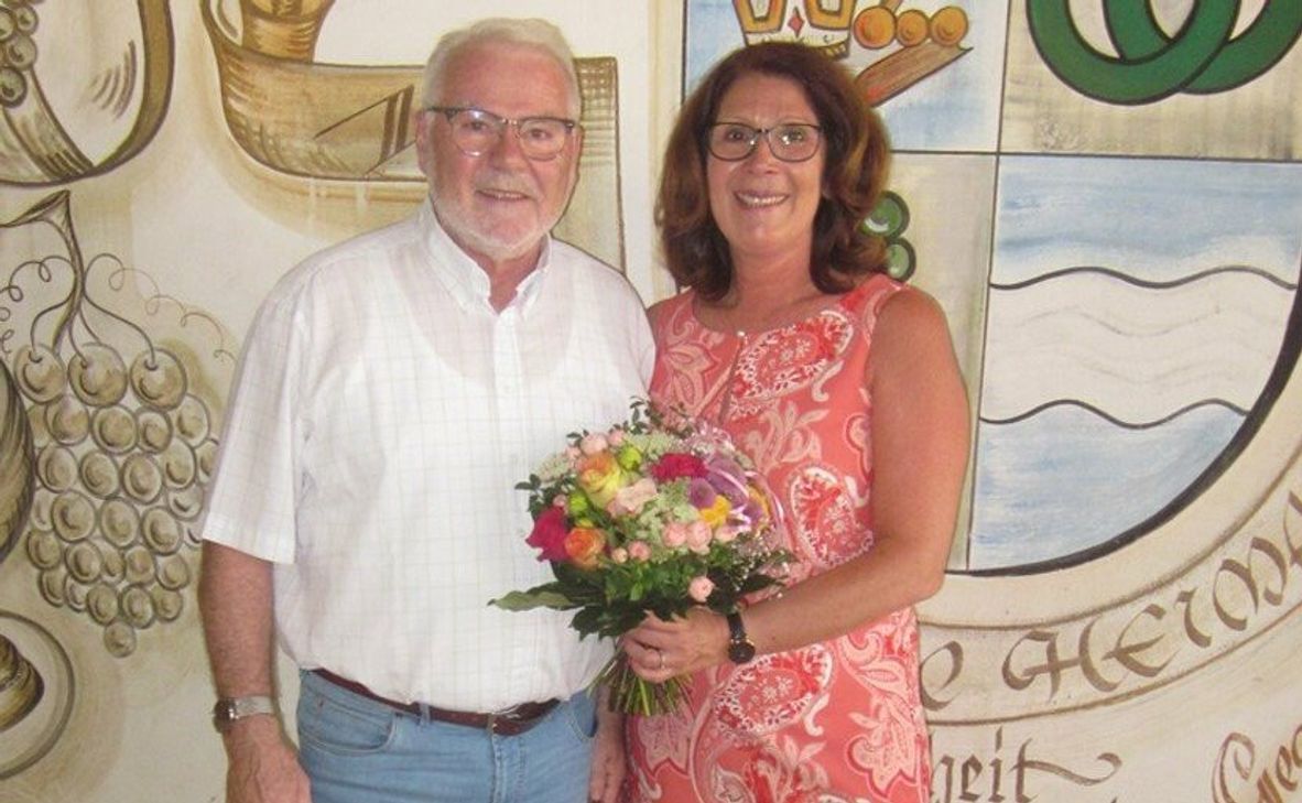 René Henric gratuliert der neuen Ortsbürgermeisterin Sabine Meurer.