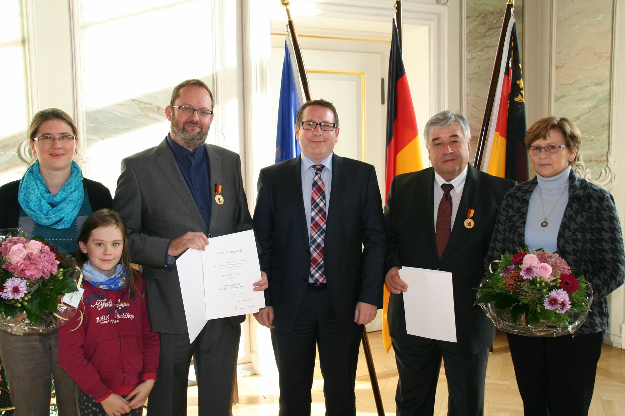 Astrid, Miriam und Andreas Weist, ADD-Präsident Thomas Linnertz sowie Hans und Rosemarie Steuer (von links) anlässlich der Feierstunde in Trier.  Foto: FF