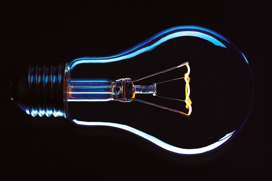 Kostenlose Web-Seminare der Verbraucherzentrale informieren über Verbraucherthemen wie Stromkosten, Heizen oder Raumklima.