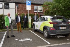 Die Kommunalbetreuer Walfried Heinen (innogy) und Josef Schulteis (EWV) freuten sich gemeinsam mit Michael Stangel vom Kommunalen Partnermanagement der innogy und Roetgens Bürgermeister Jorma Klauss (v.l.) über fünf neue Ladesäulen auf dem Gemeindegebiet. Foto: EWV/Markus Bienwald