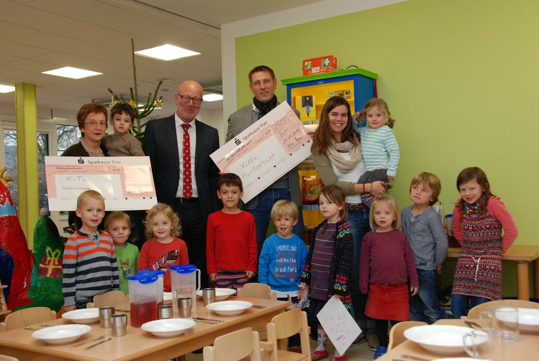 Scheckübergabe (v. l.): Kita-Leiterin Marion Krutzinna-Gallmeister; Polizeipräsident Lothar Schömann; Dr. Christoph Block,  Leiter der Villa Kunterbunt, und Erzieherin Kristina Zimmer. Foto: FF