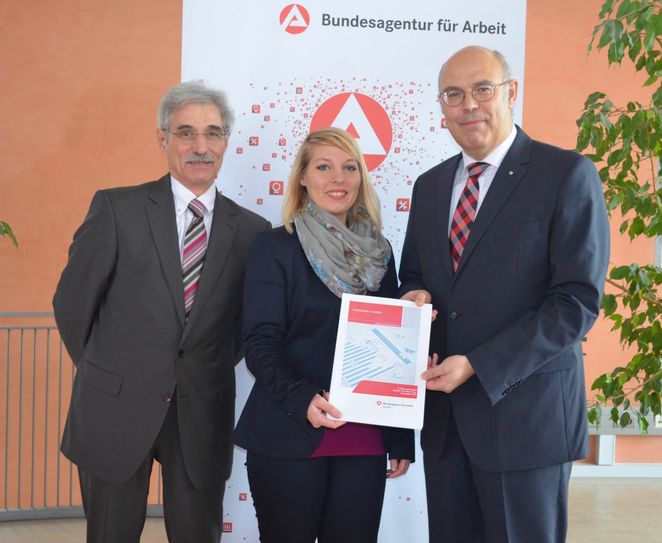 Stellten die Bilanz des Arbeitsmarktes vor: Robert Gilles, Geschäftsstellenleiter der Agentur für Arbeit in der Eifel, Isabelle Juchem, Pressesprecherin der Agentur für Arbeit, und Heribert Wilhelmi, Leiter der Agentur für Arbeit. Foto: Pees
