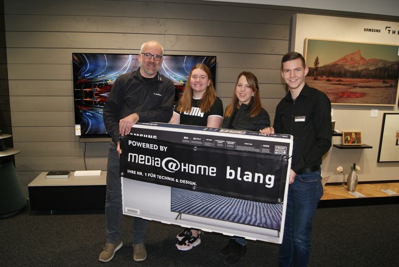 Von links: Torsten Melcher (Fachberater bei Blang), Lisa Weiland, Isabell Zender und Fabian Jahn (Fachberater i. A. bei Blang). Foto: Kreller