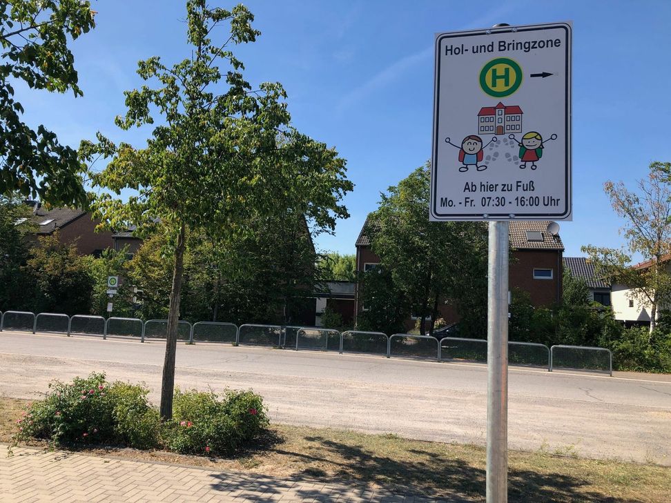 Eine der beiden neu eingerichteten Elterntaxi-Zonen befindet sich im Bereich der Haltestellen für den Schülerbusverkehr am Adenauerplatz. Foto: Stadt Zülpich / Julia Schneider