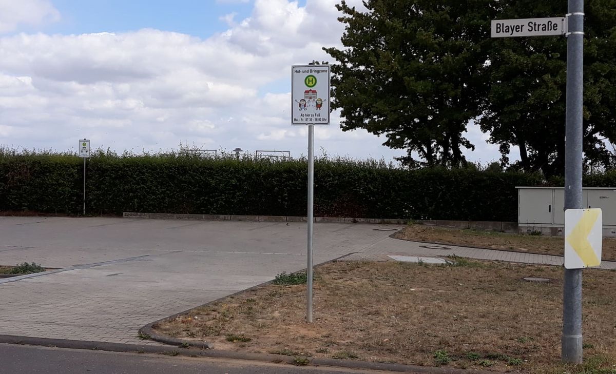 Auch auf dem Parkplatz am Sportzentrum wurde eine Hol- und Bringzone für Elterntaxis eingerichtet
