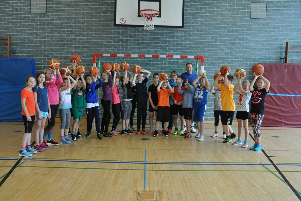 Sport macht Schule: Basketball gehörte zu den ersten Sportarten, die in den neuen Sportprofilklassen der Gemeinsamen Orientierungsstufe (GOS) Cochem - hier mit Sportlehrer Carsten Peters - einen Schwerpunkt bildeten.
