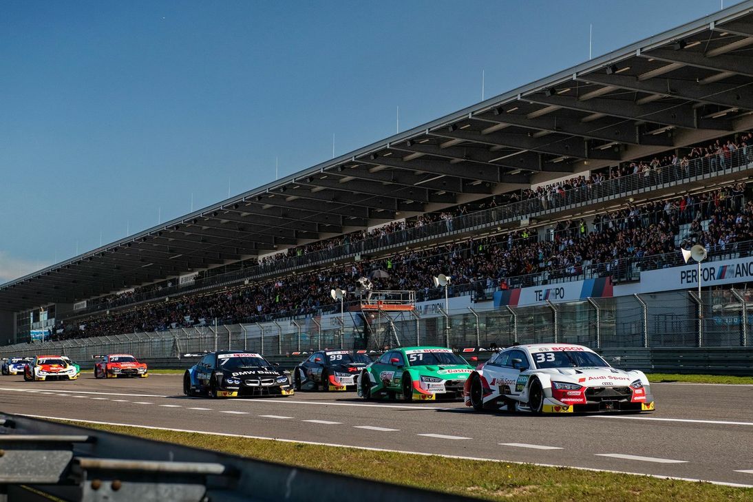 Dicht beieinander sitzen die Zuschauer bei der DTM diesmal nicht. Foto: Christian Hahn/Nürburgring