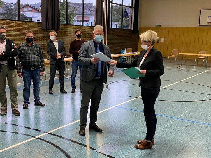 Heidrun Hoffmann, eine Sprecherin der Interessengemeinschaft gegen das mögliche Gewerbegebiet bei Neuhof, hat Unterschriftenlisten an Landkerns Ortsbürgermeister Thomas Heucher übergeben.