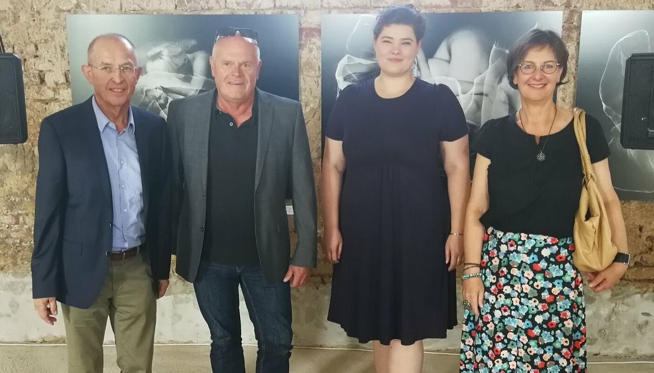 EVBK-Präsident Gerald Keßler, Kaiser-Lothar-Preisträger Frank Buchna, EVBK-Youngster Award-Preisträgerin Meike Borchers und die 2. Beigeordnete der Stadt Prüm, Christine Kausen (v.l.n.r.) schauen sich in der Scheune des ehemaligen Konvikts. 
 Foto: Sabine Krösser