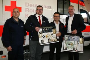 Torsten Frenzel (2.v.l.) und Martin Maser (r.) überreichen zwei gebrauchte Beatmungsgeräte, die künftig in Tansania zum Einsatz kommen sollen, an Varto Seeid (2.v.r.). Mit im Bild ist Notarzt Andreas Eßer.